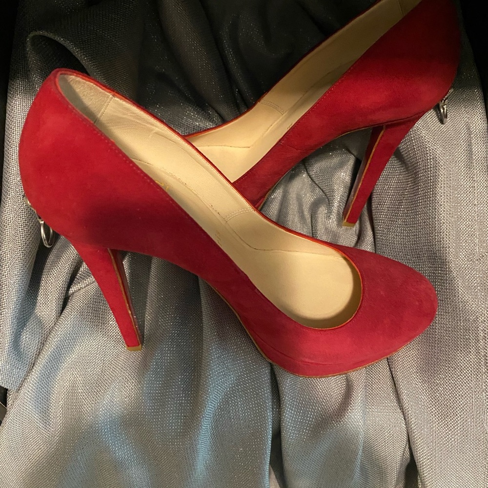 Christian Louboutin Red Heels Timeless Elegance - Picture 4 of 5